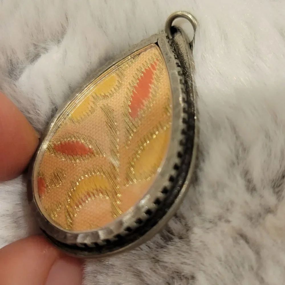Silver pendant with fabric insert - Picture 3 of 5